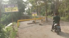 Kantor Desa Gandasoli yang sedang dalam proses perbaikan. (Foto: Enda/Forum Sukabumi)