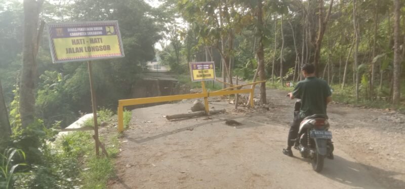 Kantor Desa Gandasoli yang sedang dalam proses perbaikan. (Foto: Enda/Forum Sukabumi)