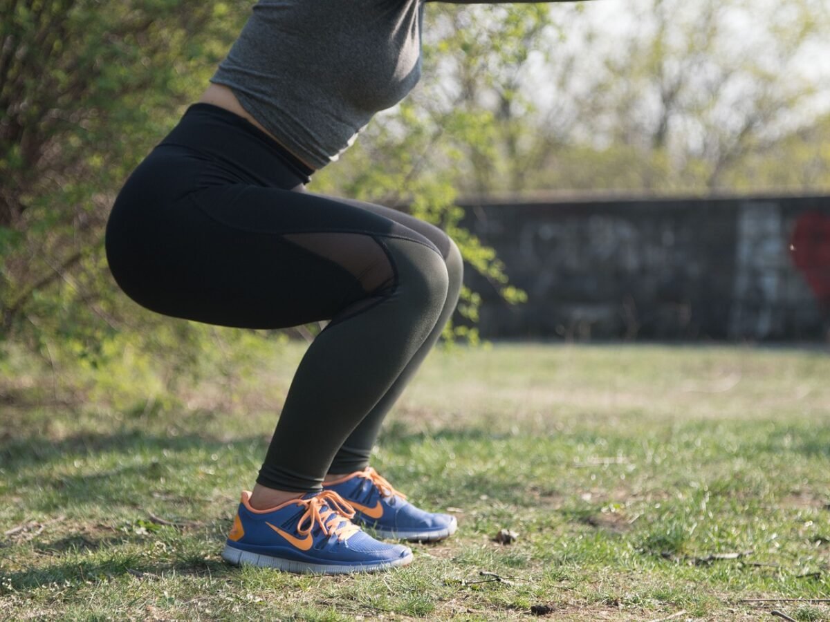 Seorang wanita sedang melakukan latihan Squat di taman. (happyveganfit/Pixabay)