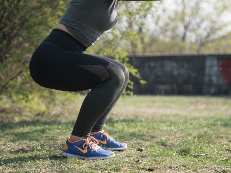 Seorang wanita sedang melakukan latihan Squat di taman. (happyveganfit/Pixabay)