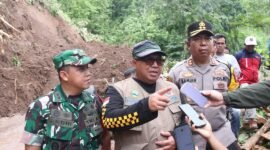 Bupati Sukabumi H. Marwan Hamami: Proses evakuasi longsor di Simpenan tengah berlangsung. Tetap waspada, terutama di daerah rawan bencana. | Foto: Fb / Pemerintah Kabupaten Sukabumi