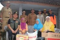 Anggota DPRD Sukabumi, Rika Yulistina, dampingi Wakil Bupati tinjau lokasi banjir bandang di Simpenan. | Istimewa