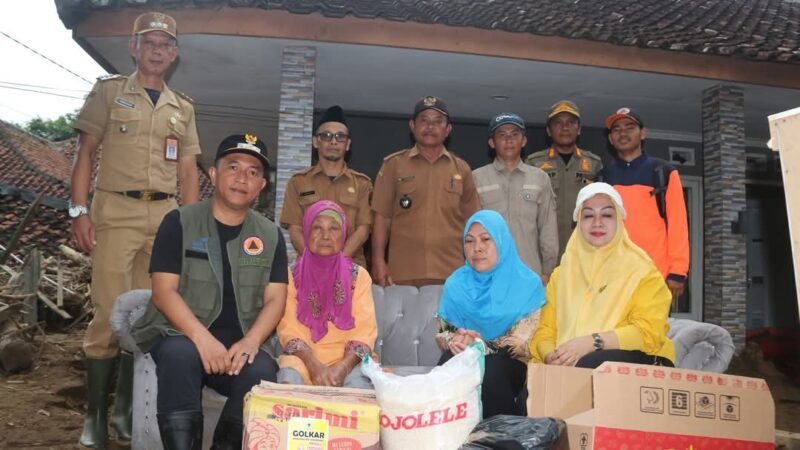 Anggota DPRD Sukabumi, Rika Yulistina, dampingi Wakil Bupati tinjau lokasi banjir bandang di Simpenan. | Istimewa