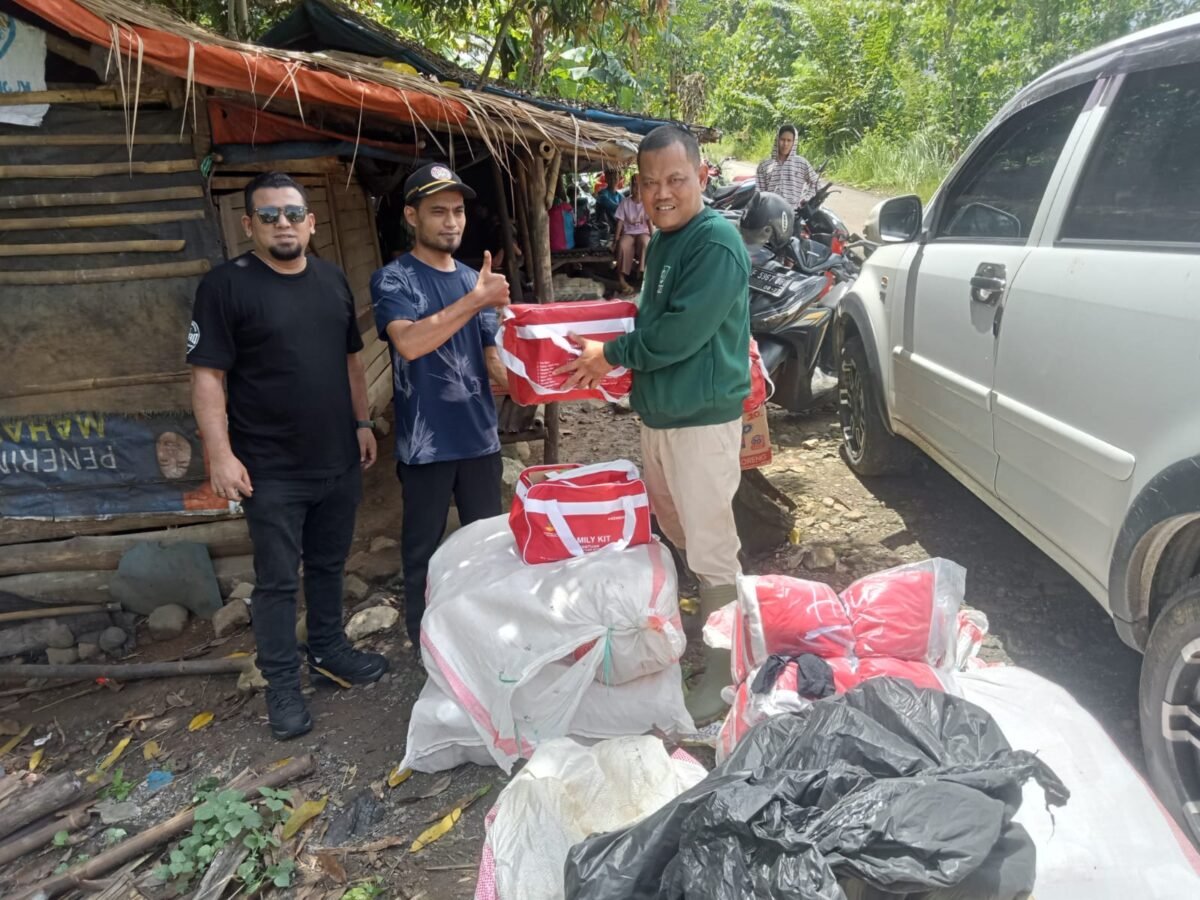 DPRD Sukabumi serahkan bantuan bagi korban banjir bandang di Simpenan, pastikan upaya pemulihan pascabencana. | Istimewa