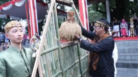 Bupati Sukabumi, Asep Japar saat acara gelar budaya rakyat di Alun-Alun Palabuhanratu, Kamis, 17 April 2025. | Fb/Pemerintah Kabupaten Sukabumi