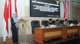 Fraksi DPRD sampaikan catatan penting untuk revisi Perda PDRD. | Humas DPRD