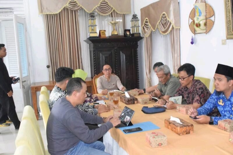 Sekda Sukabumi bahas kelanjutan Beasiswa Indonesia Emas-Daerah bersama YPAN dan APKASI. | Fb/Pemerintah Kabupaten Sukabumi