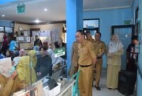 Sekda pantau layanan gratis di Puskesmas Cicantayan. | Fb/Pemerintah Kabupaten Sukabumi
