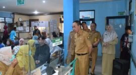 Sekda pantau layanan gratis di Puskesmas Cicantayan. | Fb/Pemerintah Kabupaten Sukabumi