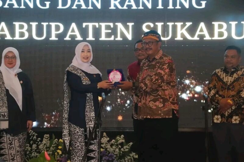 Bupati Sukabumi lantik pengurus IBI dan luncurkan sistem Srikandi. | Fb/Pemerintah Kabupaten Sukabumi