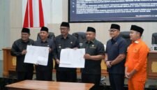 Bupati dan Wabup Sukabumi bahas Raperda strategis dalam Rapat Paripurna DPRD. | Fb/Pemerintah Kabupaten Sukabumi