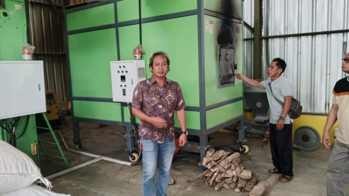 Dadang Hermawan tinjau mesin pengering bantuan untuk Poktan Cikaramat. | Istimewa