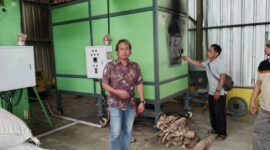 Dadang Hermawan tinjau mesin pengering bantuan untuk Poktan Cikaramat. | Istimewa