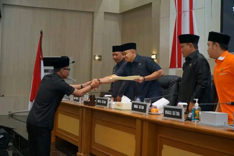 Fraksi DPRD sampaikan pandangan atas LPJ APBD 2024 dalam rapat paripurna, dihadiri Wabup Andreas. | Fb/Pemerintah Kabupaten Sukabumi