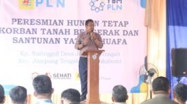 Bupati Asep serahkan rumah baru untuk korban longsor Jampangtengah. | Fb/Pemerintah Kabupaten Sukabumi