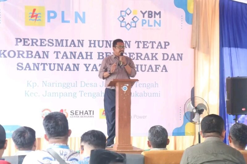 Bupati Asep serahkan rumah baru untuk korban longsor Jampangtengah. | Fb/Pemerintah Kabupaten Sukabumi