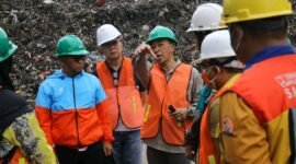 Sekda Sukabumi dampingi kunjungan staf ahli Menteri LHK ke TPA Cimenteng jelang peresmian RDF. | Fb/Pemerintah Kabupaten Sukabumi