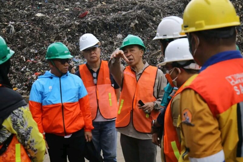 Sekda Sukabumi dampingi kunjungan staf ahli Menteri LHK ke TPA Cimenteng jelang peresmian RDF. | Fb/Pemerintah Kabupaten Sukabumi