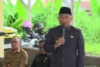 Wabup Sukabumi serahkan santunan keluarga risiko stunting pada Harganas ke-32. | Fb/Pemerintah Kabupaten Sukabumi