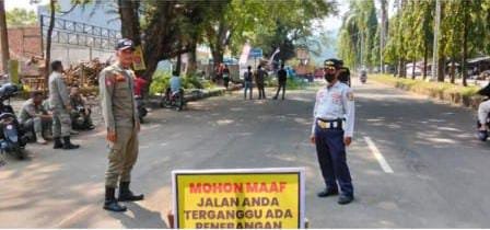 Antisipasi pohon tumbang, tiga trembesi tua di Palabuhanratu ditebang. | Istimewa