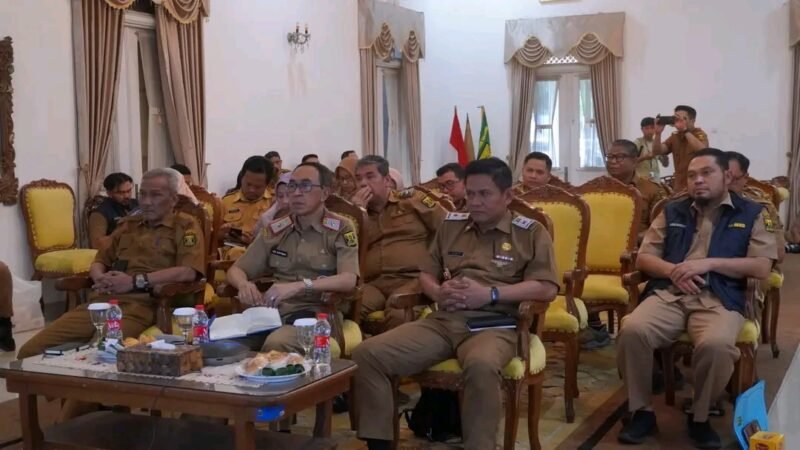 Sekda Sukabumi hadiri rakor virtual bahas program Koperasi Merah Putih tingkat nasional. | Fb/Pemerintah Kabupaten Sukabumi 

