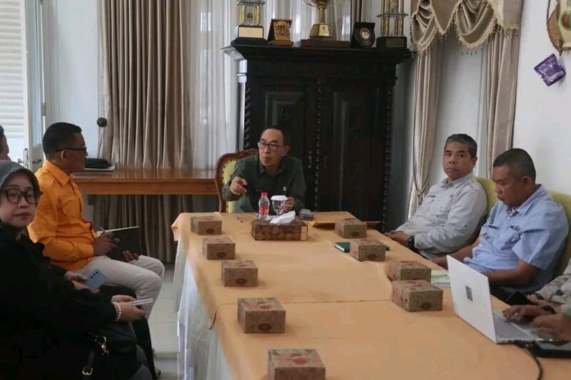Sekda pimpin rakor pembentukan tim remunerasi BLUD Sukabumi. | Fb/Pemerintah Kabupaten Sukabumi 