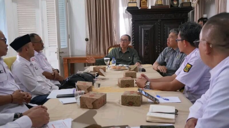 Sekda Sukabumi dan PMI bahas kolaborasi peningkatan layanan kemanusiaan. | Fb/Pemerintah Kabupaten Sukabumi 