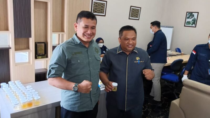 Caption (sangat singkat): Tes urine mendadak, semua negatif. | Ist