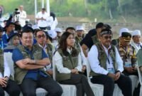 Menkomdigi dan Bupati Sukabumi panen ikan nila hasil teknologi digital di Cimahi. | FB/Pemerintah Kabupaten Sukabumi 