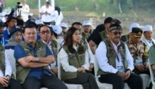 Menkomdigi dan Bupati Sukabumi panen ikan nila hasil teknologi digital di Cimahi. | FB/Pemerintah Kabupaten Sukabumi 
