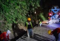 Dinas PU Sukabumi perkuat jalan Nagrak–Cibadak dengan beton semen yang lebih kokoh.