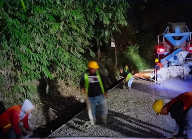 Dinas PU Sukabumi perkuat jalan Nagrak–Cibadak dengan beton semen yang lebih kokoh.