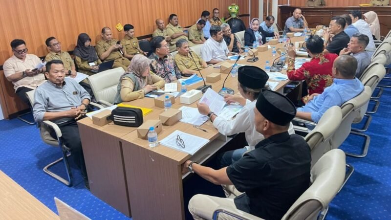 DPRD Sukabumi bahas pengurangan dana transfer Rp700 miliar dalam Raperda APBD 2026.