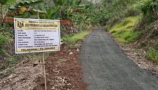 Warga Erpah girang, jalan peninggalan Belanda akhirnya diaspal setelah puluhan tahun.