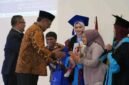 Bupati Sukabumi hadiri Wisuda UMMI dan dorong lulusan berkontribusi bagi masyarakat. | Fb/Pemerintah kabupaten Sukabumi 