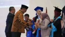 Bupati Sukabumi hadiri Wisuda UMMI dan dorong lulusan berkontribusi bagi masyarakat. | Fb/Pemerintah kabupaten Sukabumi