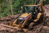 Dinas PU Sukabumi turunkan alat berat bersihkan longsor di Cimaja, akses jalan kini kembali normal.