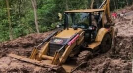 Dinas PU Sukabumi turunkan alat berat bersihkan longsor di Cimaja, akses jalan kini kembali normal.