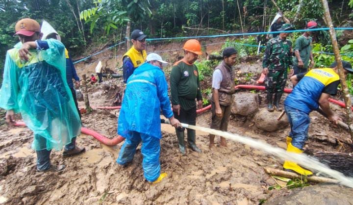 Balad SDA Sukabumi dan warga gotong royong perbaiki jaringan irigasi Cikakak dalam Hari Bhakti PU ke-80.