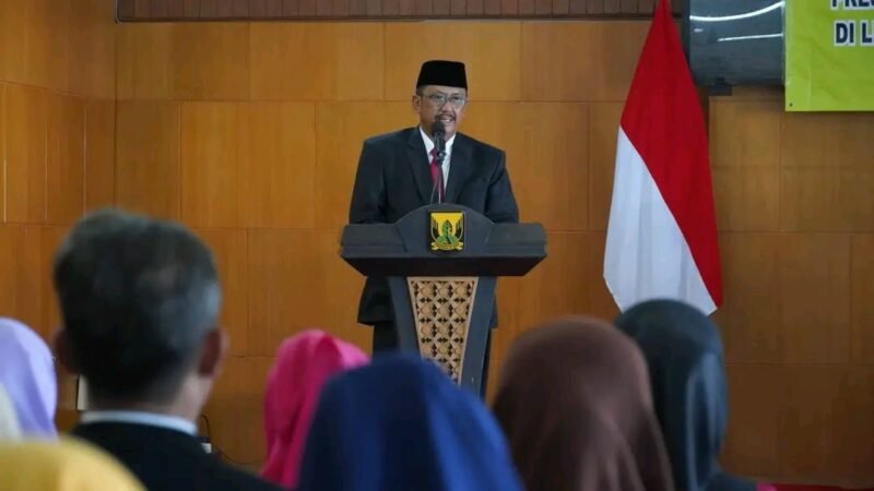 100 PNS Sukabumi terima Satyalancana, Bupati dorong kinerja lebih profesional. | Fb/Pemerintah Kabupaten Sukabumi