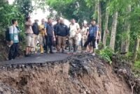 Wabup Sukabumi tinjau pengungsian dampak gerusan Sungai Cidadap, pastikan kebutuhan warga terpenuhi. | Fb/Pemerintah Kabupaten Sukabumi