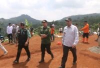 Wabup Sukabumi lakukan peletakan batu pertama pembangunan 28 unit huntara bagi warga terdampak bencana di Kecamatan Lengkong. | Fb/Pemerintah Kabupaten Sukabumi