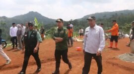 Wabup Sukabumi lakukan peletakan batu pertama pembangunan 28 unit huntara bagi warga terdampak bencana di Kecamatan Lengkong. | Fb/Pemerintah Kabupaten Sukabumi 
