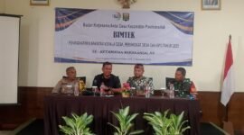 SUKABUMI – Dinas Pemberdayaan Masyarakat dan Desa (DPMD) Kabupaten Sukabumi menegaskan komitmennya dalam meningkatkan kapasitas aparatur desa menghadapi dinamika kebijakan tahun 2025.

Hal ini disampaikan Sekretaris DPMD Kabupaten Sukabumi, Andriansyah Subandi, saat memberikan materi pada Bimbingan Teknis (Bimtek) Peningkatan Kapasitas Aparatur Desa yang digelar Badan Kerjasama Antar Desa (BKAD) Kecamatan Parakansalak di Hotel Agusta, Cikukulu, 6–7 Desember 2025.

Kegiatan tersebut diikuti oleh kepala desa, perangkat desa, serta anggota Badan Permusyawaratan Desa (BPD) dari enam desa di wilayah Kecamatan Parakansalak. Bimtek diprakarsai oleh Ketua BKAD Parakansalak, Sri Susanti, S.Pd, dan dibuka secara resmi oleh Camat Parakansalak, Rukman Taufik, S.Ag.

Dalam penyampaiannya, Andriansyah menekankan bahwa tuntutan terhadap aparatur desa saat ini semakin besar. Profesionalitas, transparansi, dan kecepatan dalam melayani masyarakat, menurutnya, menjadi indikator penting dalam tata kelola pemerintahan desa yang modern.

“Pemerintah desa hari ini dituntut lebih profesional, lebih transparan, dan lebih cepat dalam merespons kebutuhan masyarakat,” jelasnya. Ia menambahkan bahwa bimtek bukan hanya agenda formal, melainkan bentuk investasi pengetahuan agar pelaksanaan program desa semakin tepat sasaran, sesuai regulasi, dan dapat dipertanggungjawabkan.

Lebih lanjut, Andriansyah menegaskan bahwa tahun 2025 merupakan momentum penting bagi desa dalam menyesuaikan diri terhadap perubahan kebijakan dan arah pembangunan nasional. Karena itu, peningkatan kualitas sumber daya manusia harus menjadi prioritas.

Sementara itu, Camat Parakansalak, Rukman Taufik, menyoroti pentingnya sinergi antara kepala desa, perangkat desa, dan BPD sebagai unsur penyelenggara pemerintahan desa yang menentukan arah pembangunan daerah.

Menutup rangkaian kegiatan, seluruh peserta turut mendoakan masyarakat di sejumlah daerah di Indonesia yang sedang terdampak bencana alam.

Melalui pelaksanaan bimtek ini, DPMD Kabupaten Sukabumi berharap aparatur desa di Kecamatan Parakansalak dapat semakin profesional, kompeten, dan siap mewujudkan tata kelola pemerintahan desa yang efektif, transparan, serta berdampak nyata bagi peningkatan kesejahteraan masyarakat pada tahun 2025.***