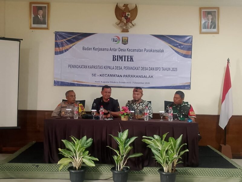 SUKABUMI – Dinas Pemberdayaan Masyarakat dan Desa (DPMD) Kabupaten Sukabumi menegaskan komitmennya dalam meningkatkan kapasitas aparatur desa menghadapi dinamika kebijakan tahun 2025.

Hal ini disampaikan Sekretaris DPMD Kabupaten Sukabumi, Andriansyah Subandi, saat memberikan materi pada Bimbingan Teknis (Bimtek) Peningkatan Kapasitas Aparatur Desa yang digelar Badan Kerjasama Antar Desa (BKAD) Kecamatan Parakansalak di Hotel Agusta, Cikukulu, 6–7 Desember 2025.

Kegiatan tersebut diikuti oleh kepala desa, perangkat desa, serta anggota Badan Permusyawaratan Desa (BPD) dari enam desa di wilayah Kecamatan Parakansalak. Bimtek diprakarsai oleh Ketua BKAD Parakansalak, Sri Susanti, S.Pd, dan dibuka secara resmi oleh Camat Parakansalak, Rukman Taufik, S.Ag.

Dalam penyampaiannya, Andriansyah menekankan bahwa tuntutan terhadap aparatur desa saat ini semakin besar. Profesionalitas, transparansi, dan kecepatan dalam melayani masyarakat, menurutnya, menjadi indikator penting dalam tata kelola pemerintahan desa yang modern.

“Pemerintah desa hari ini dituntut lebih profesional, lebih transparan, dan lebih cepat dalam merespons kebutuhan masyarakat,” jelasnya. Ia menambahkan bahwa bimtek bukan hanya agenda formal, melainkan bentuk investasi pengetahuan agar pelaksanaan program desa semakin tepat sasaran, sesuai regulasi, dan dapat dipertanggungjawabkan.

Lebih lanjut, Andriansyah menegaskan bahwa tahun 2025 merupakan momentum penting bagi desa dalam menyesuaikan diri terhadap perubahan kebijakan dan arah pembangunan nasional. Karena itu, peningkatan kualitas sumber daya manusia harus menjadi prioritas.

Sementara itu, Camat Parakansalak, Rukman Taufik, menyoroti pentingnya sinergi antara kepala desa, perangkat desa, dan BPD sebagai unsur penyelenggara pemerintahan desa yang menentukan arah pembangunan daerah.

Menutup rangkaian kegiatan, seluruh peserta turut mendoakan masyarakat di sejumlah daerah di Indonesia yang sedang terdampak bencana alam.

Melalui pelaksanaan bimtek ini, DPMD Kabupaten Sukabumi berharap aparatur desa di Kecamatan Parakansalak dapat semakin profesional, kompeten, dan siap mewujudkan tata kelola pemerintahan desa yang efektif, transparan, serta berdampak nyata bagi peningkatan kesejahteraan masyarakat pada tahun 2025.***