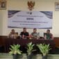 SUKABUMI – Dinas Pemberdayaan Masyarakat dan Desa (DPMD) Kabupaten Sukabumi menegaskan komitmennya dalam meningkatkan kapasitas aparatur desa menghadapi dinamika kebijakan tahun 2025.

Hal ini disampaikan Sekretaris DPMD Kabupaten Sukabumi, Andriansyah Subandi, saat memberikan materi pada Bimbingan Teknis (Bimtek) Peningkatan Kapasitas Aparatur Desa yang digelar Badan Kerjasama Antar Desa (BKAD) Kecamatan Parakansalak di Hotel Agusta, Cikukulu, 6–7 Desember 2025.

Kegiatan tersebut diikuti oleh kepala desa, perangkat desa, serta anggota Badan Permusyawaratan Desa (BPD) dari enam desa di wilayah Kecamatan Parakansalak. Bimtek diprakarsai oleh Ketua BKAD Parakansalak, Sri Susanti, S.Pd, dan dibuka secara resmi oleh Camat Parakansalak, Rukman Taufik, S.Ag.

Dalam penyampaiannya, Andriansyah menekankan bahwa tuntutan terhadap aparatur desa saat ini semakin besar. Profesionalitas, transparansi, dan kecepatan dalam melayani masyarakat, menurutnya, menjadi indikator penting dalam tata kelola pemerintahan desa yang modern.

“Pemerintah desa hari ini dituntut lebih profesional, lebih transparan, dan lebih cepat dalam merespons kebutuhan masyarakat,” jelasnya. Ia menambahkan bahwa bimtek bukan hanya agenda formal, melainkan bentuk investasi pengetahuan agar pelaksanaan program desa semakin tepat sasaran, sesuai regulasi, dan dapat dipertanggungjawabkan.

Lebih lanjut, Andriansyah menegaskan bahwa tahun 2025 merupakan momentum penting bagi desa dalam menyesuaikan diri terhadap perubahan kebijakan dan arah pembangunan nasional. Karena itu, peningkatan kualitas sumber daya manusia harus menjadi prioritas.

Sementara itu, Camat Parakansalak, Rukman Taufik, menyoroti pentingnya sinergi antara kepala desa, perangkat desa, dan BPD sebagai unsur penyelenggara pemerintahan desa yang menentukan arah pembangunan daerah.

Menutup rangkaian kegiatan, seluruh peserta turut mendoakan masyarakat di sejumlah daerah di Indonesia yang sedang terdampak bencana alam.

Melalui pelaksanaan bimtek ini, DPMD Kabupaten Sukabumi berharap aparatur desa di Kecamatan Parakansalak dapat semakin profesional, kompeten, dan siap mewujudkan tata kelola pemerintahan desa yang efektif, transparan, serta berdampak nyata bagi peningkatan kesejahteraan masyarakat pada tahun 2025.***