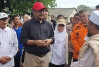 Bupati Sukabumi dan Disperkim meninjau langsung warga terdampak pergerakan tanah di Cijambe Bantargadung. 