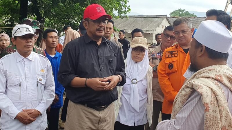 Bupati Sukabumi dan Disperkim meninjau langsung warga terdampak pergerakan tanah di Cijambe Bantargadung. 