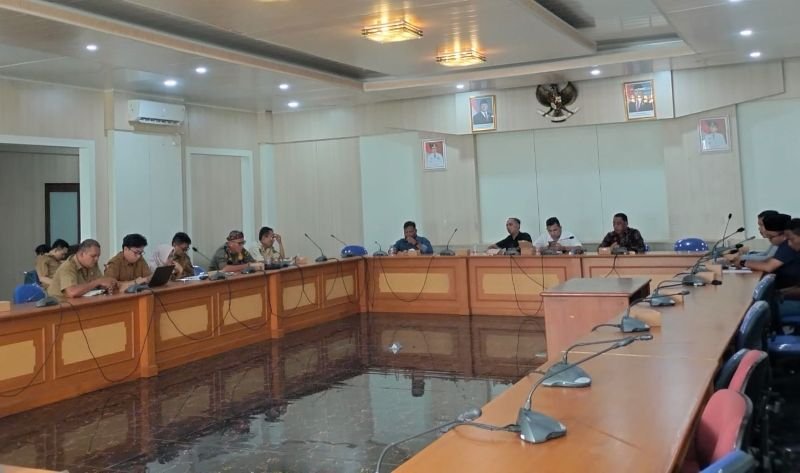DPRD Kabupaten Sukabumi soroti dugaan tower telekomunikasi tanpa SLF dan ancam sanksi tegas bagi perusahaan pelanggar.