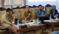 Pemkab Sukabumi bersama Tim Percepatan UHC Jabar memetakan strategi percepatan layanan kesehatan bagi seluruh masyarakat. (fb/Pemerintah Kabupaten Sukabumi)
